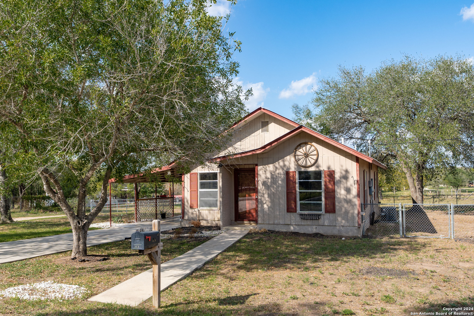 412 W Coker, Devine, TX 78016 — photo 2