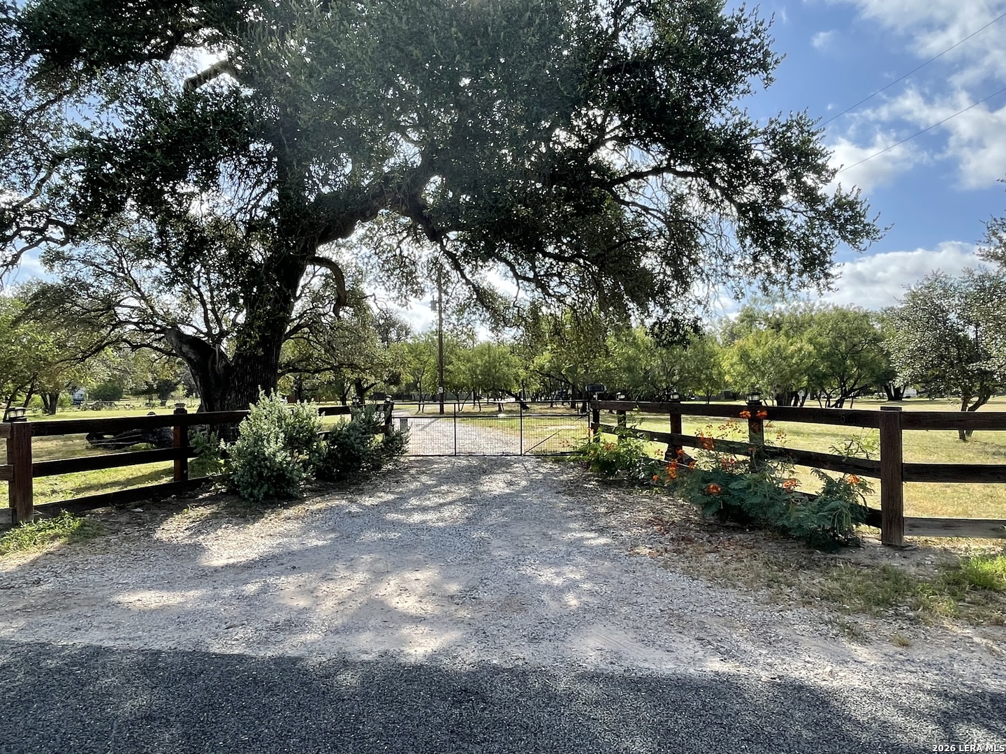 574 County Road 660, Devine, TX 78016 — photo 2