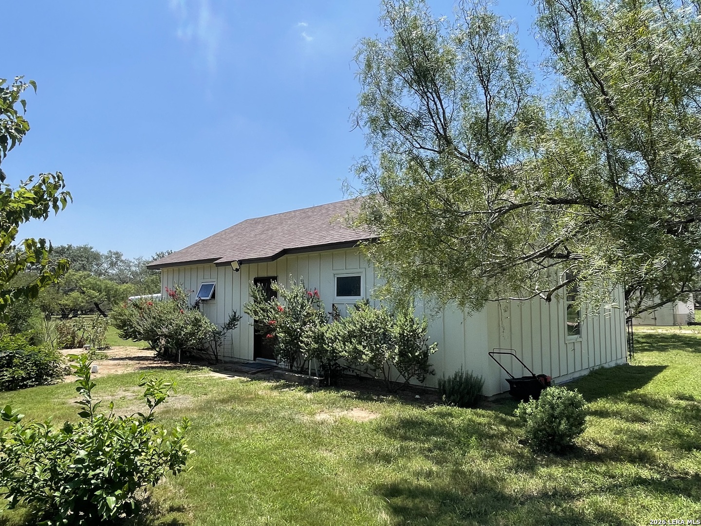 574 County Road 660, Devine, TX 78016 — photo 3