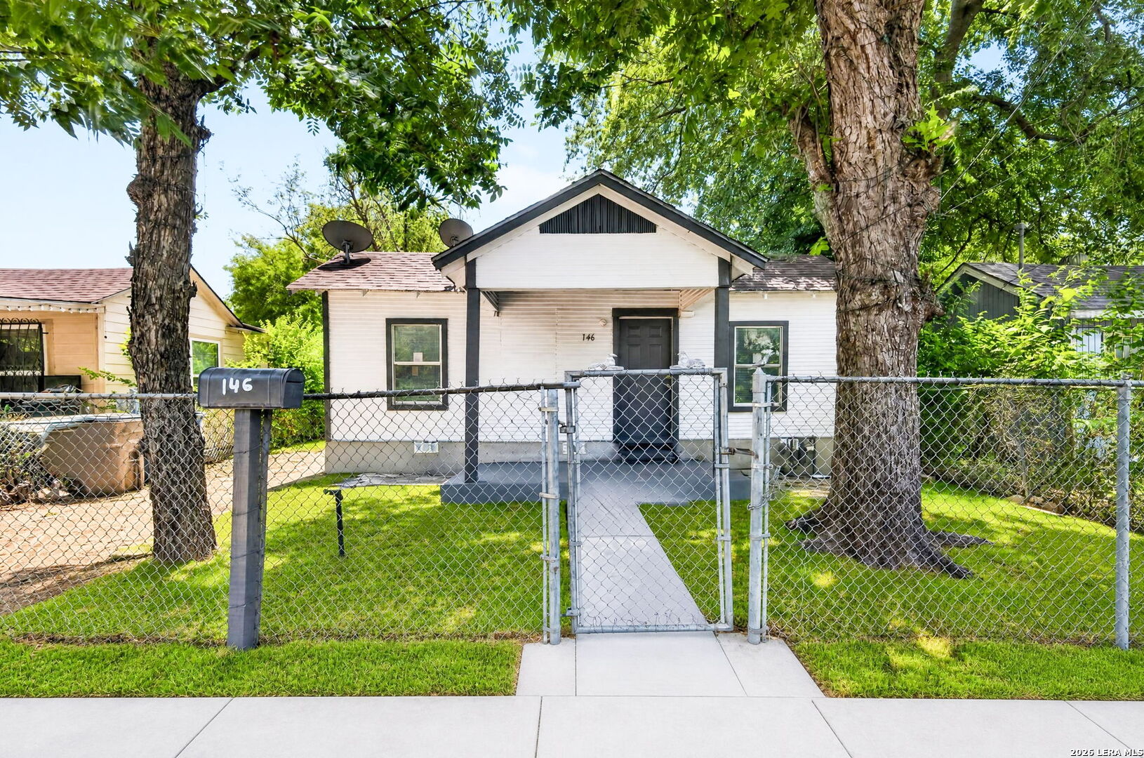 146 W Zavalla — photo