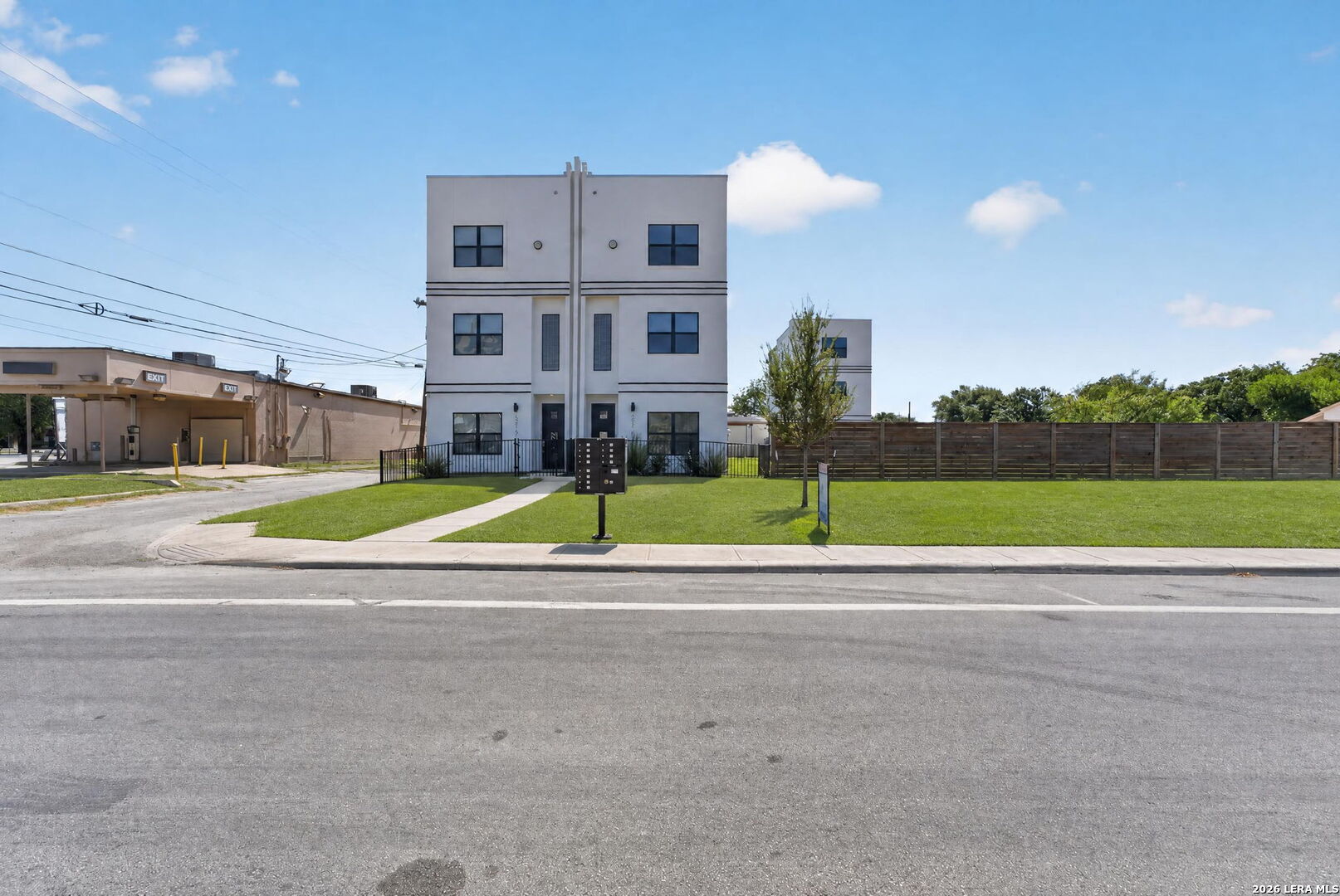 1735 W Gramercy Place 301 — photo