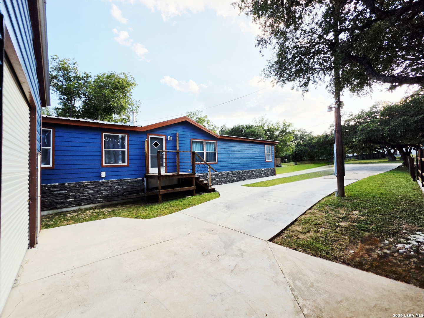 135 Lakeshore Dr S — photo