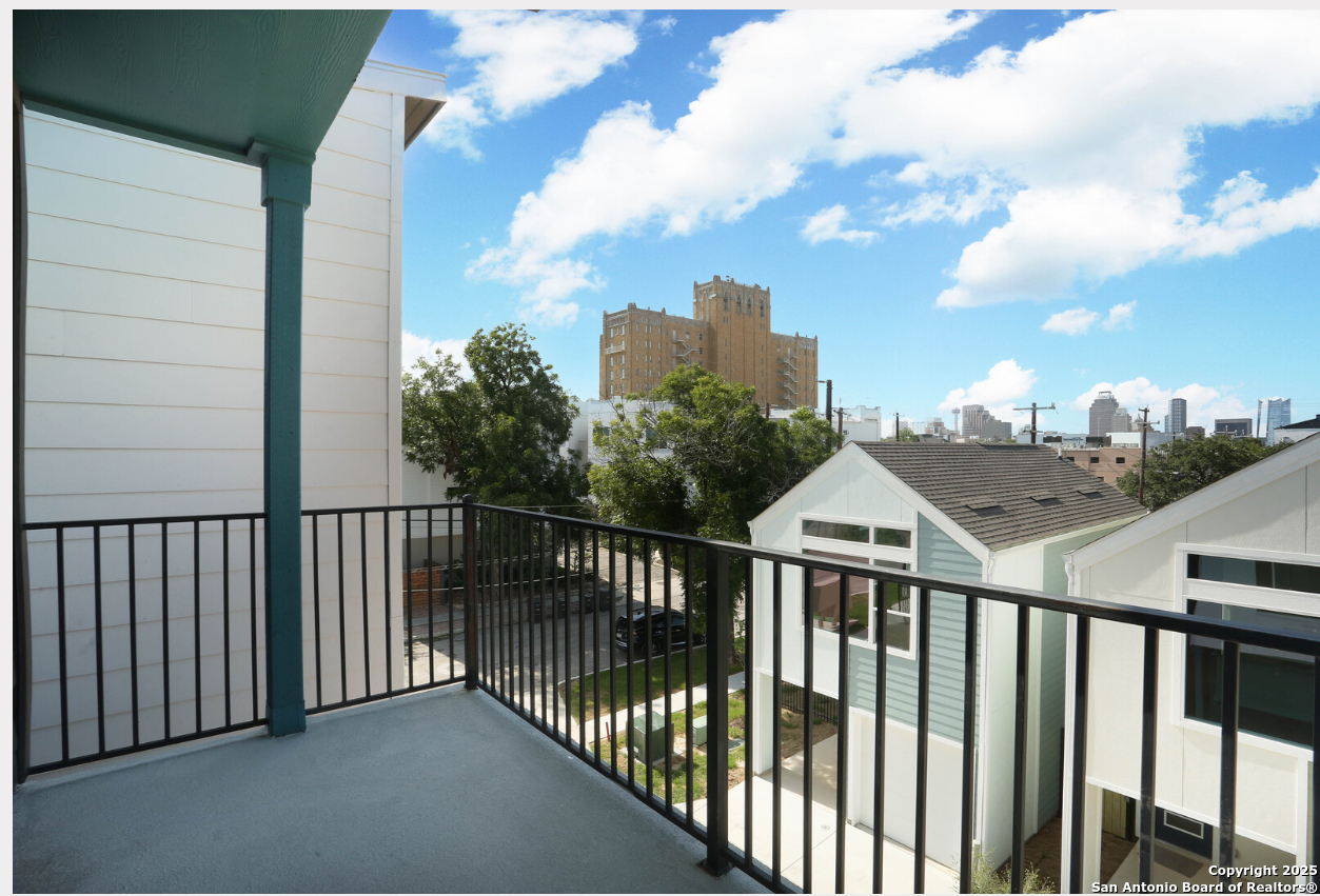 310 W Evergreen St #115 — photo