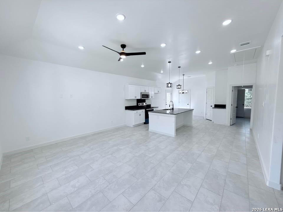 509 Judson Drive, Devine, TX 78016 — photo 2