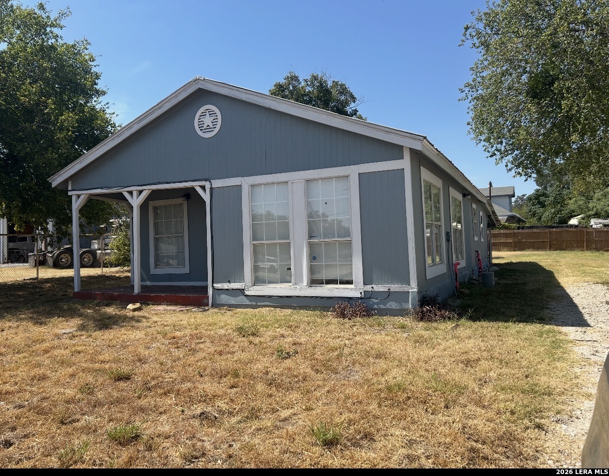 504 E Hondo, Devine, TX 78016 — photo 2