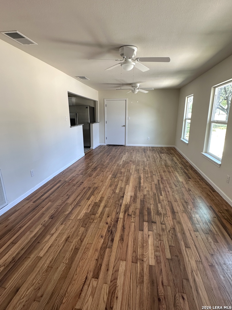 907 Dove Avenue, Devine, TX 78016 — photo 2