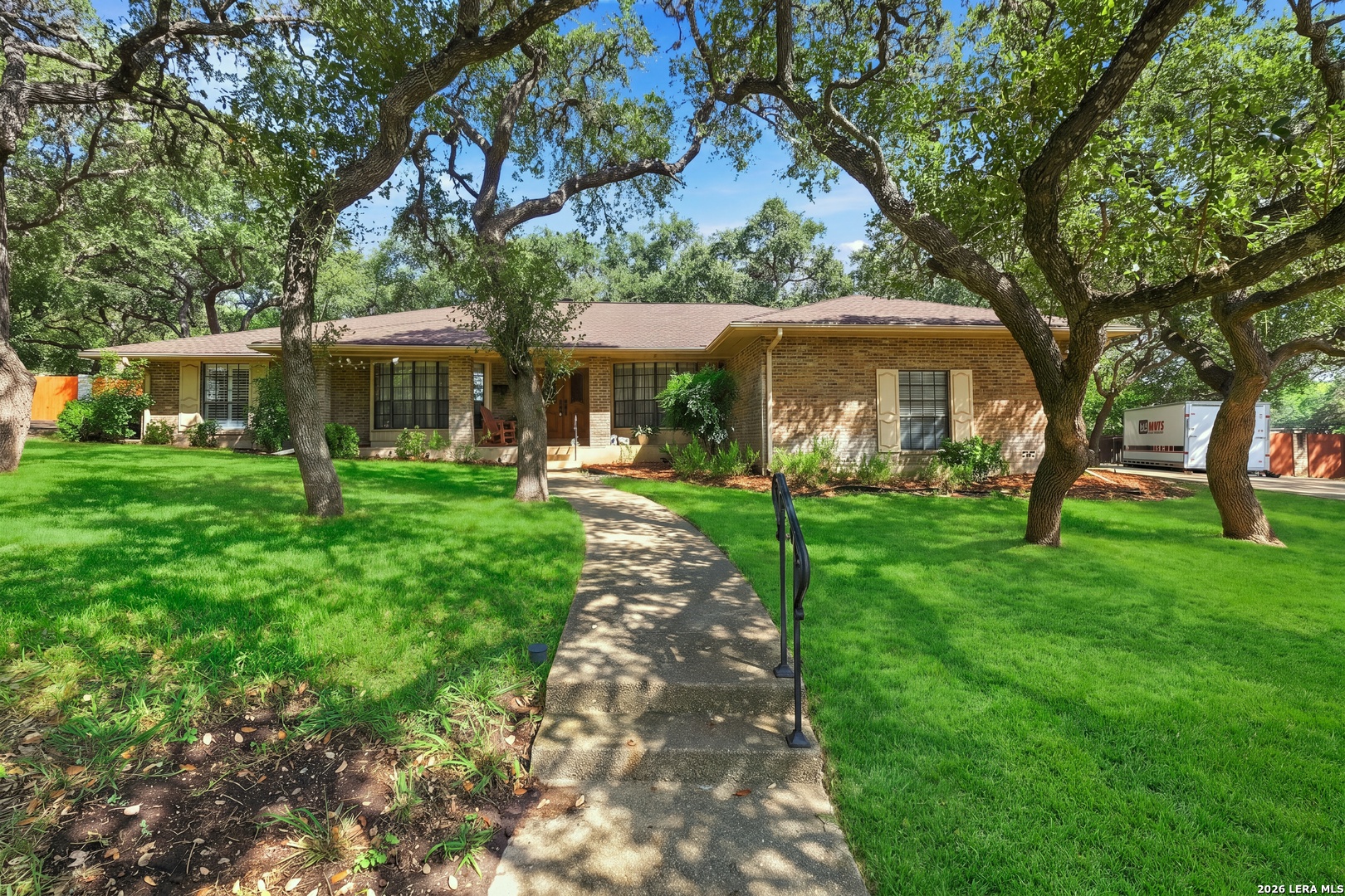 3443 Hunters Circle — photo