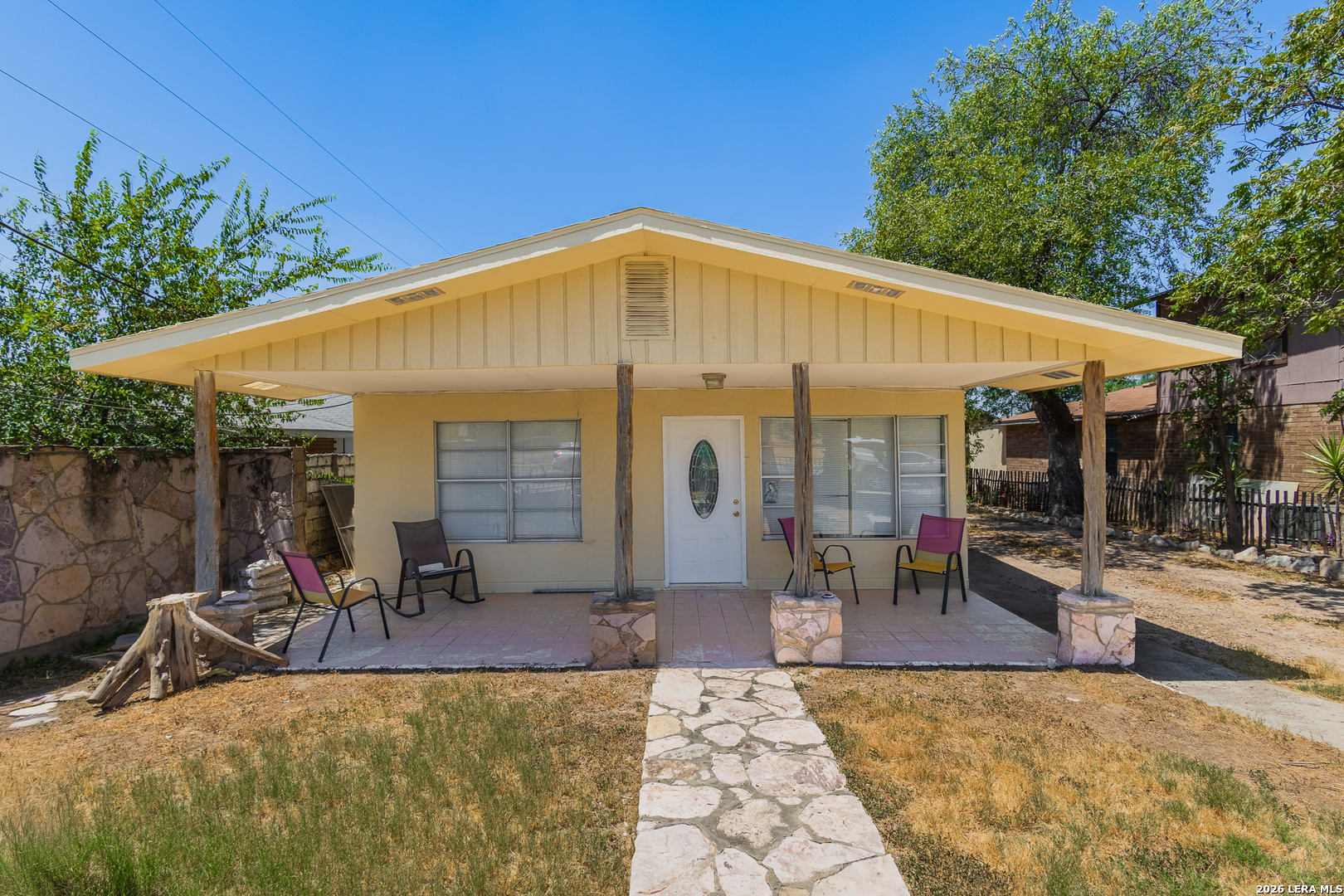 819 N Comal — photo