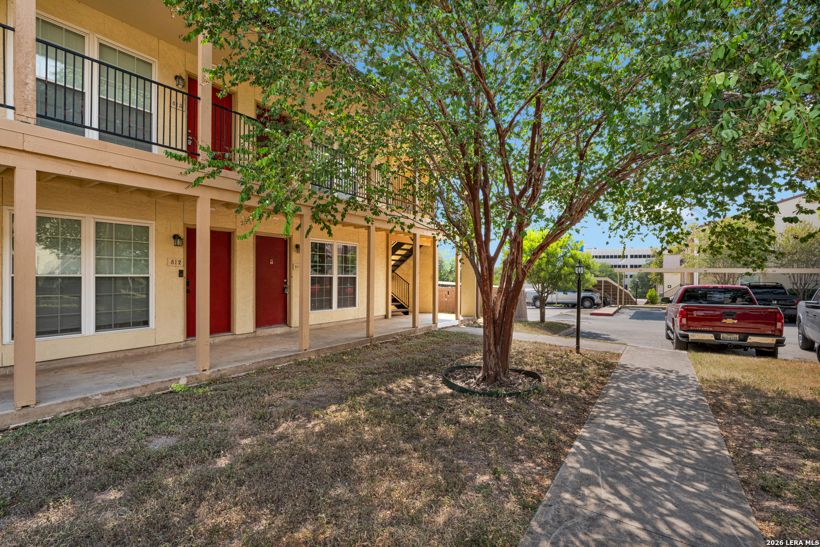 8702 Village 814 — photo