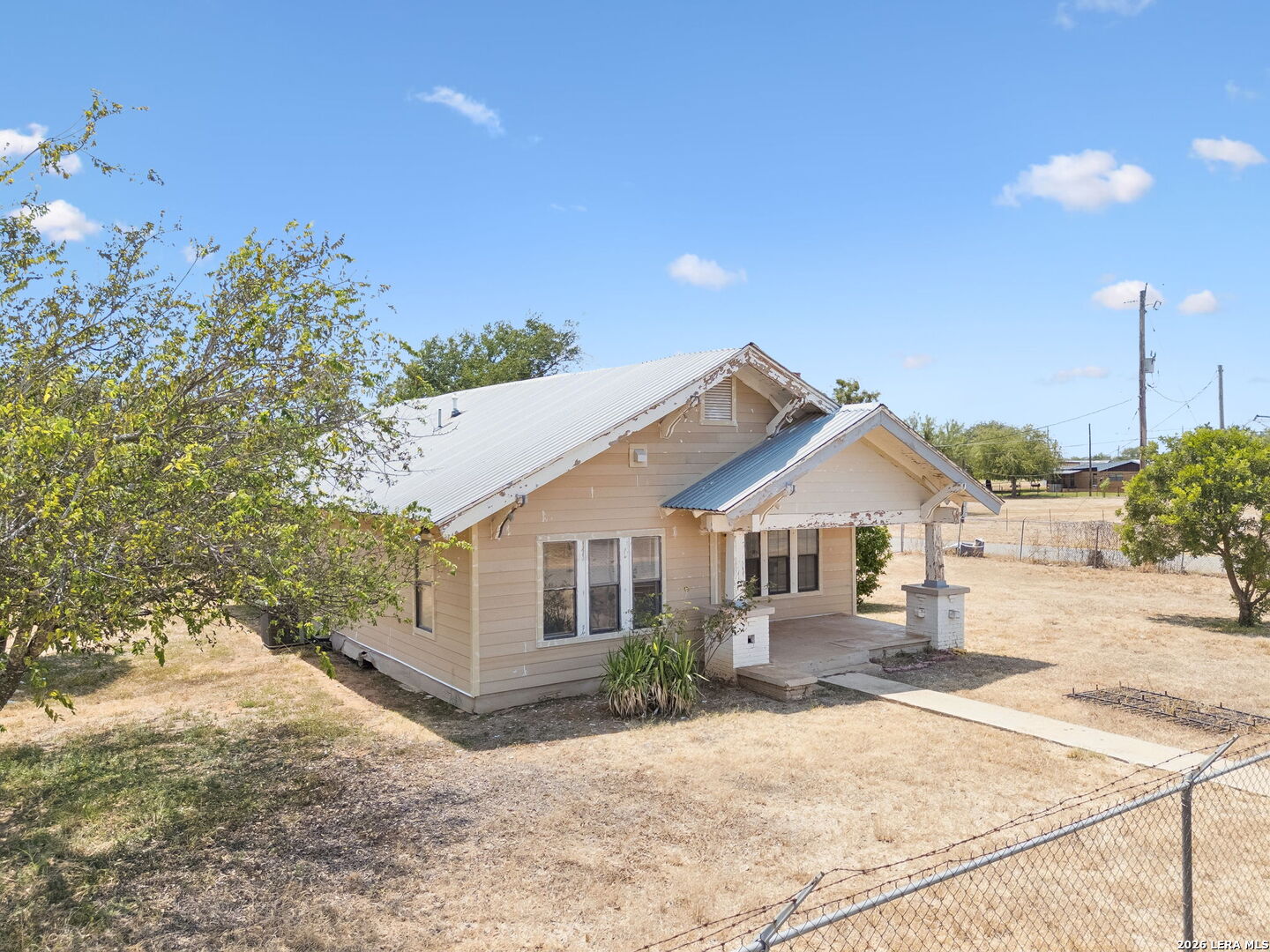 201 E Harris Street, Dilley, TX 78017 — photo 2