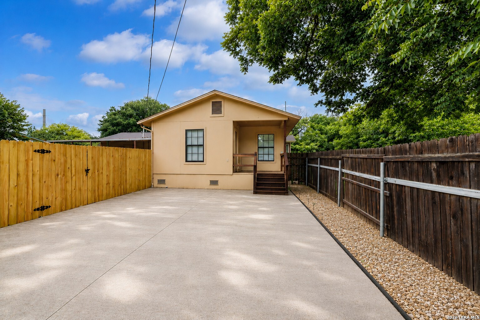 140 Hillcrest, Luling, TX 78648 — photo 2