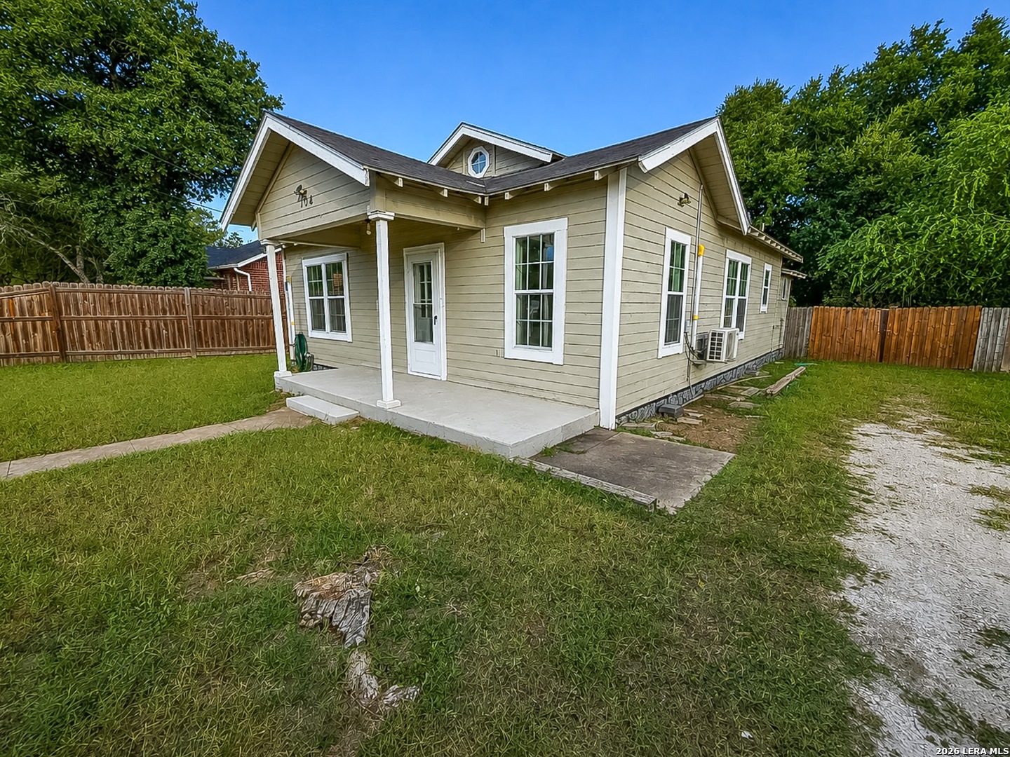 104 E Hutchinson — photo