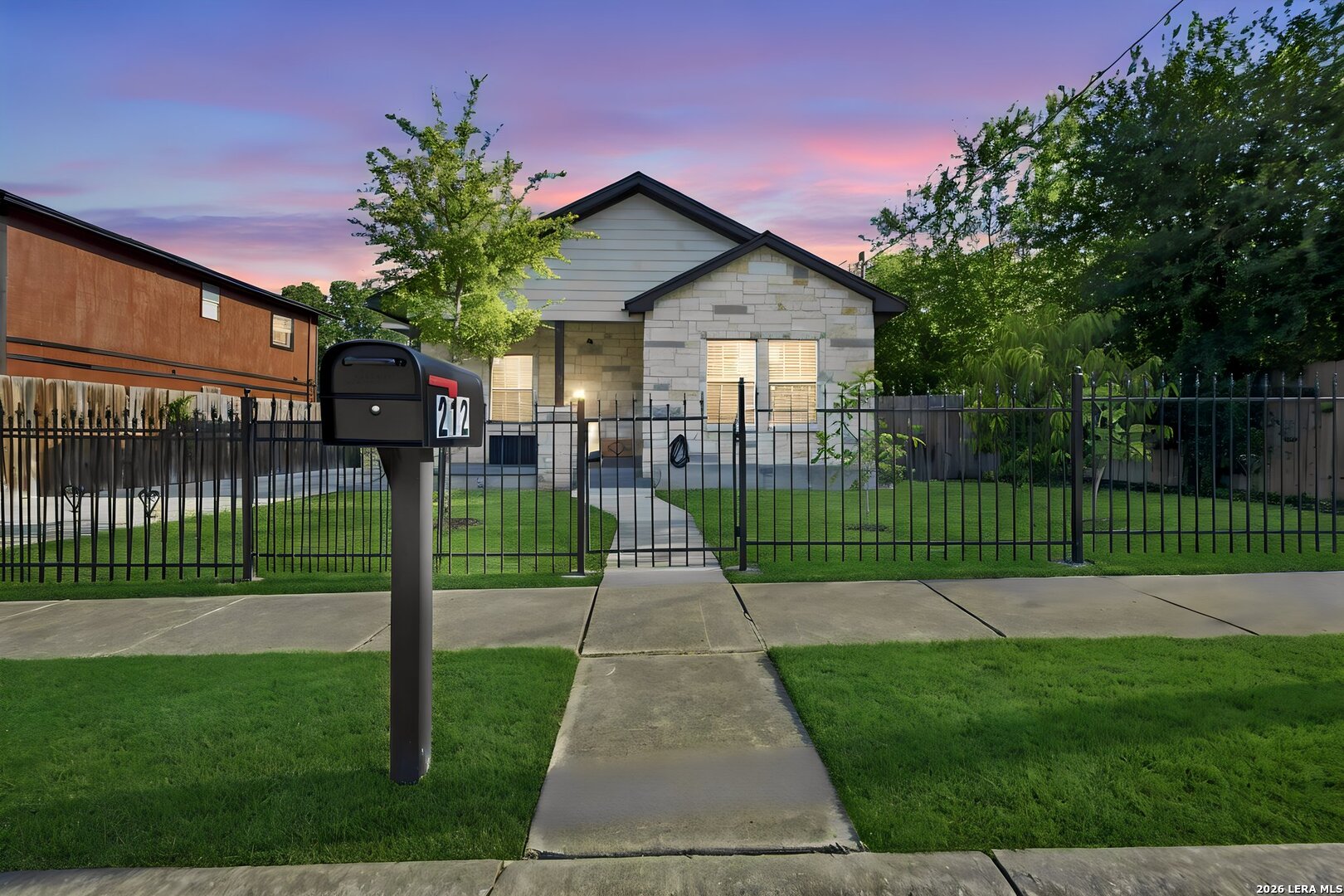 212 W Baylor — photo