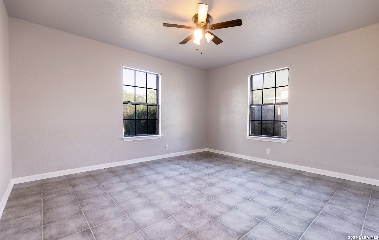 302 Bain Drive, Devine, TX 78016 — photo 2