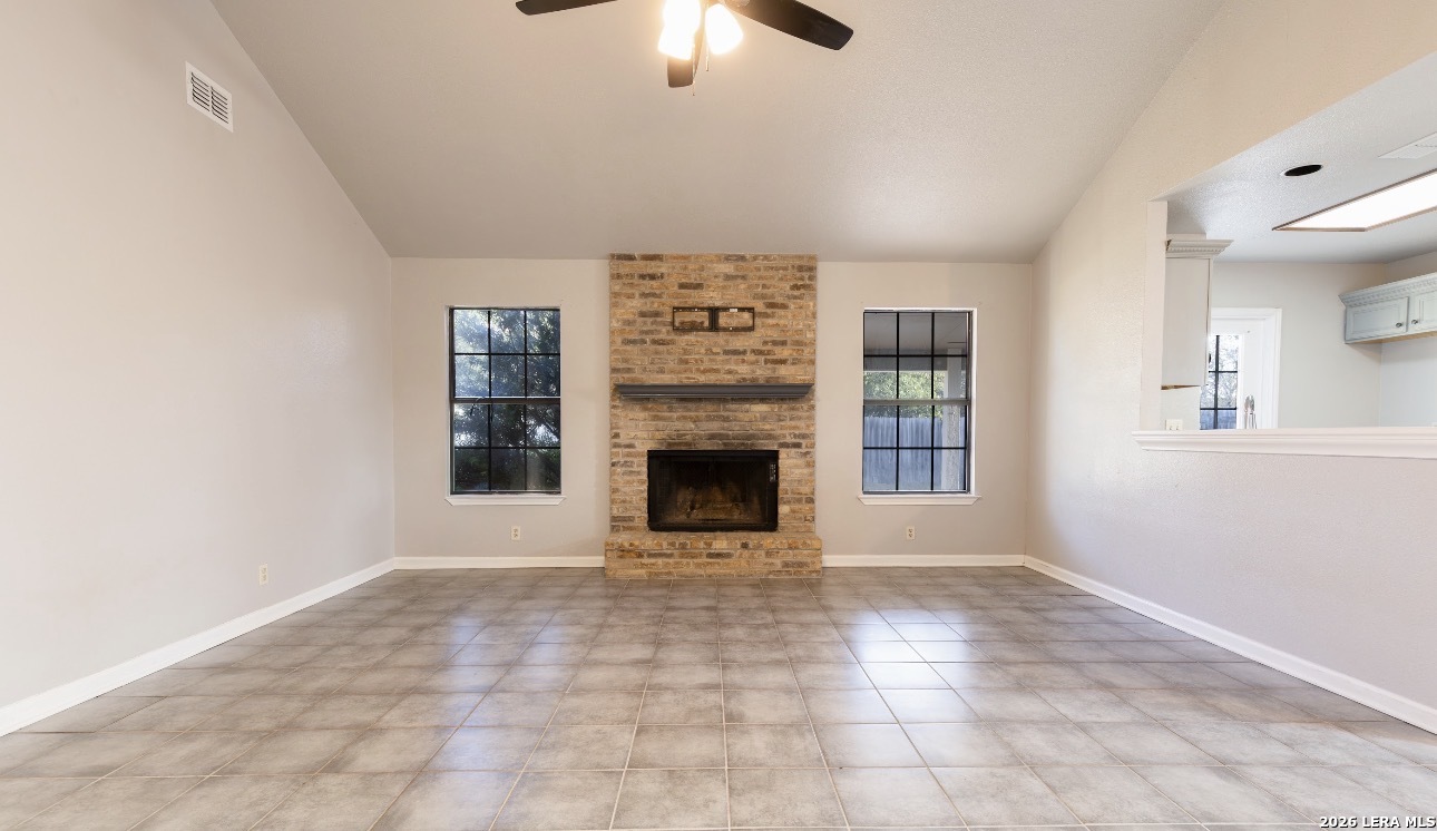 302 Bain Drive, Devine, TX 78016 — photo 3