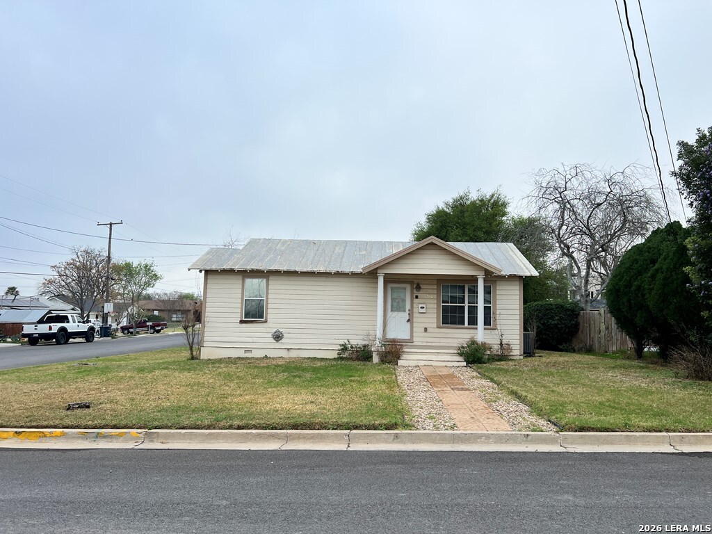 990 Evans, Eagle Pass, TX 78852 — photo 2