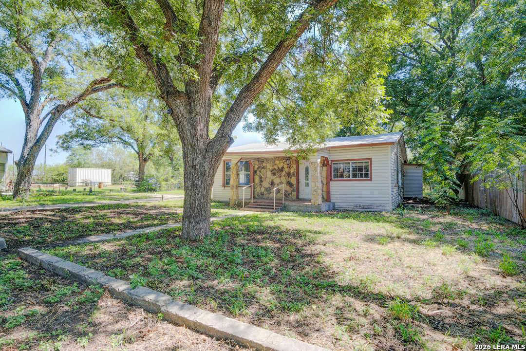 7402 Quintana — photo