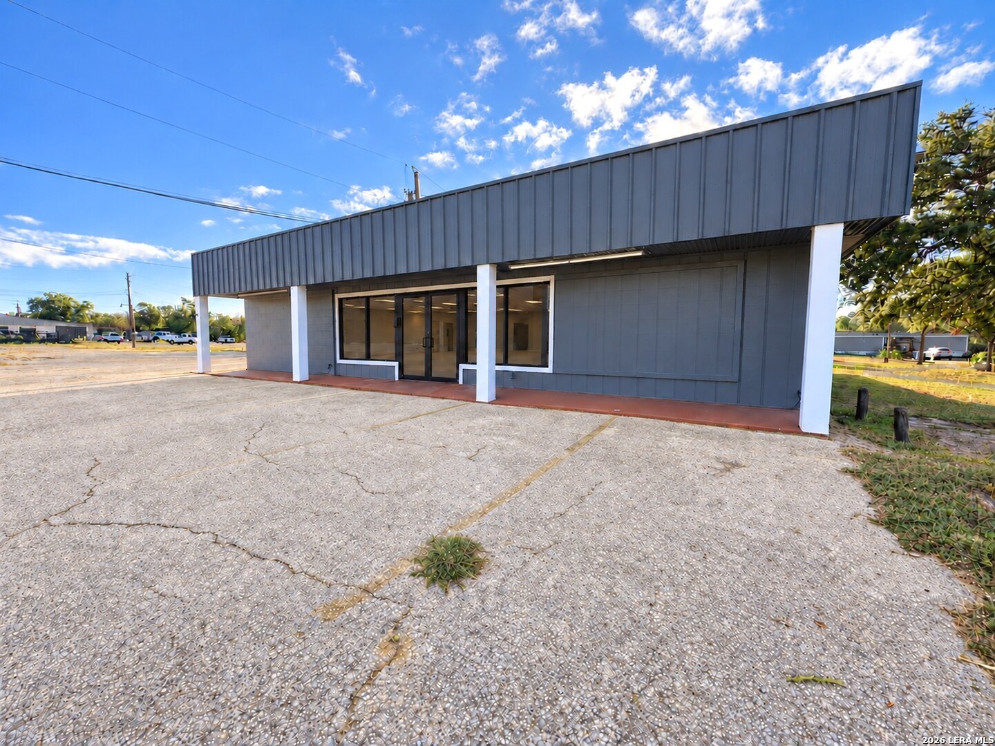 516 N Teel, Devine, TX 78016 — photo 2