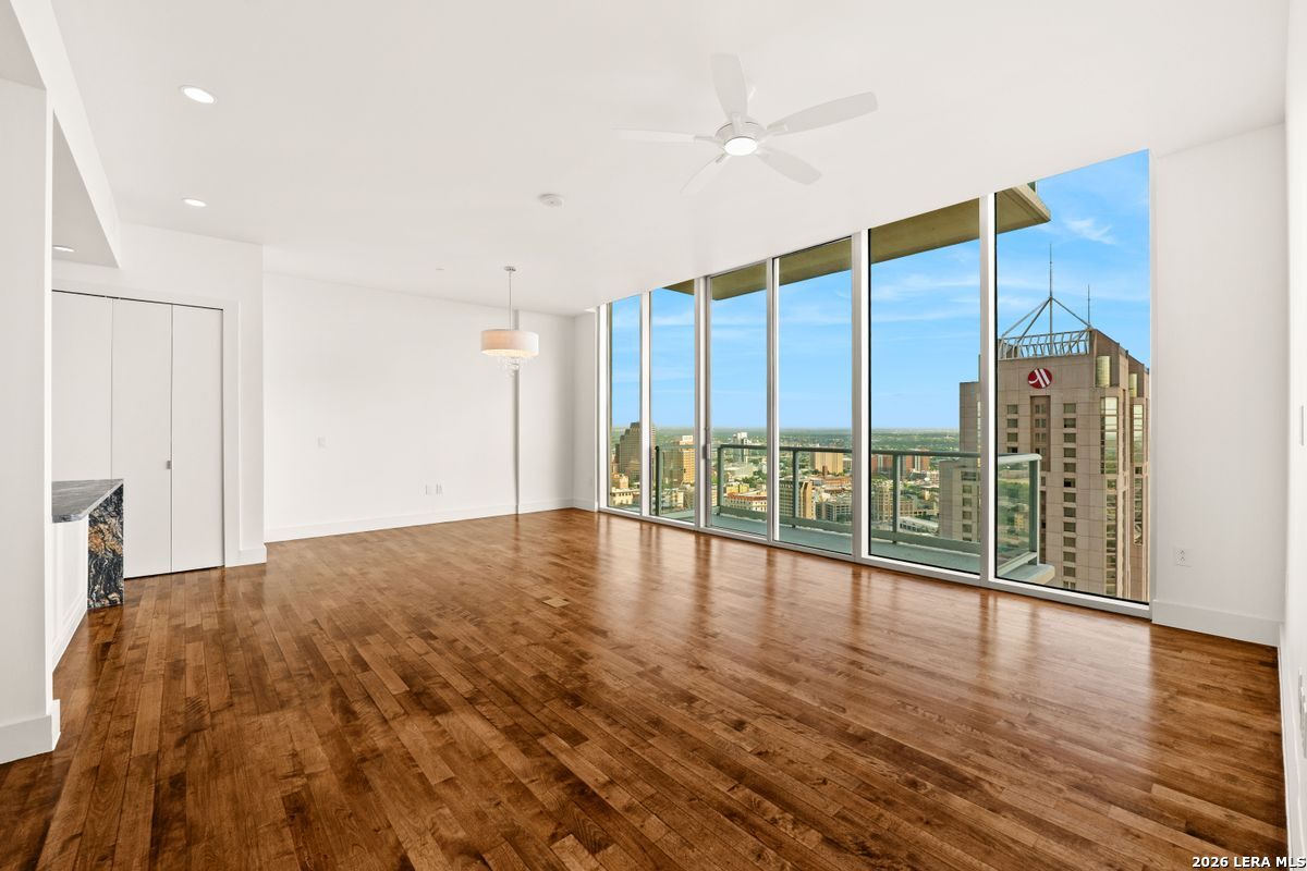 610 E Market 3110 — photo