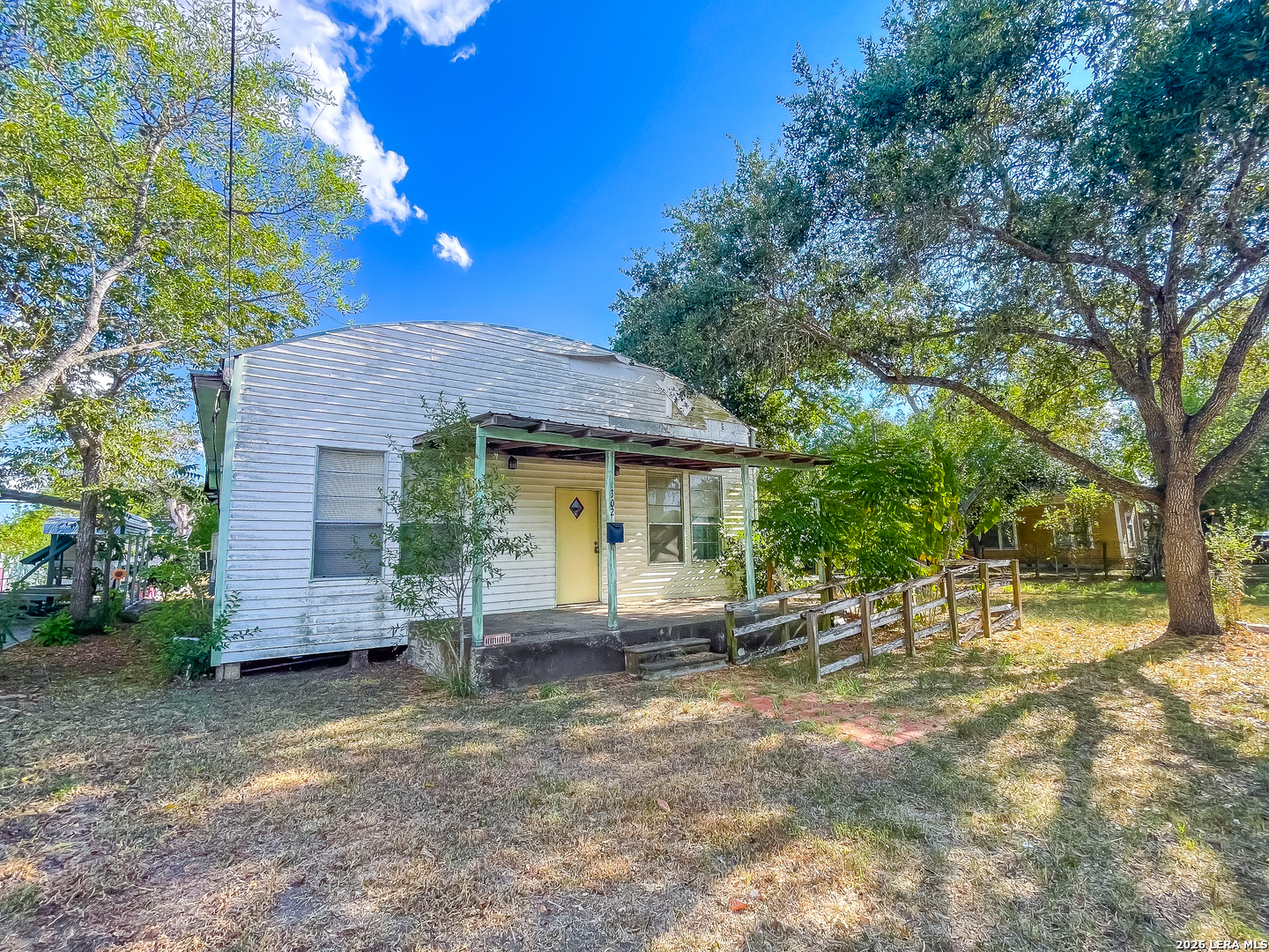 302 E Carter Street, Beeville, TX 78102 — photo 2