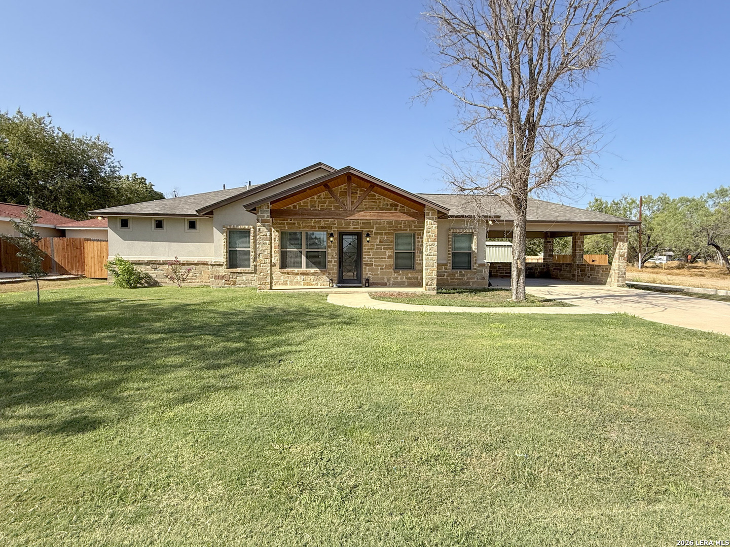 300 Bluebonnet Avenue, Devine, TX 78016 — photo 2