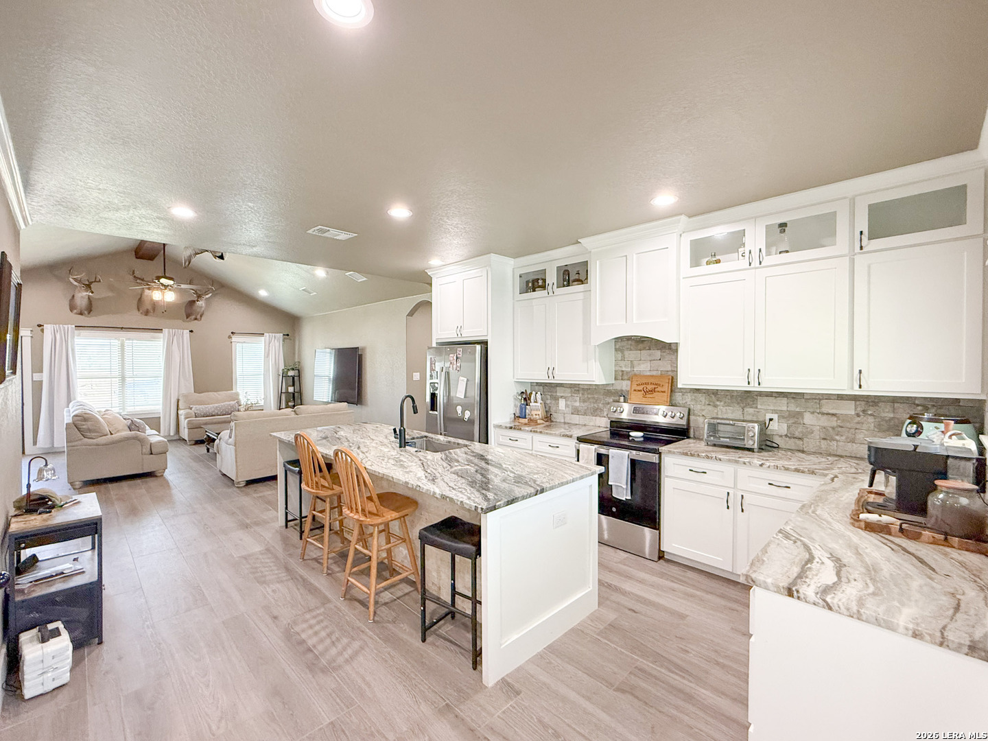 300 Bluebonnet Avenue, Devine, TX 78016 — photo 3
