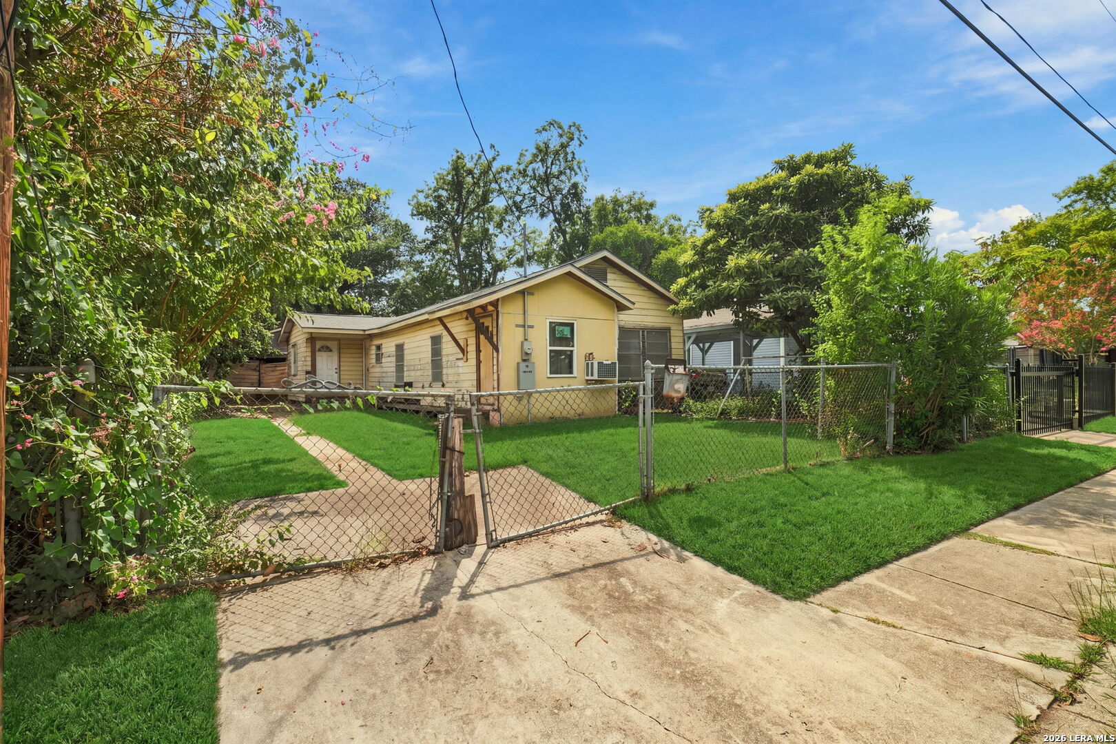 842 Angela Street — photo
