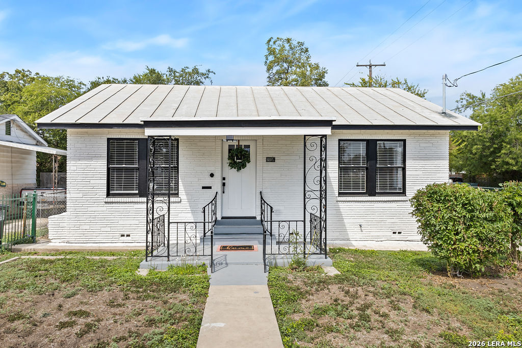 2055 E Crockett Street — photo