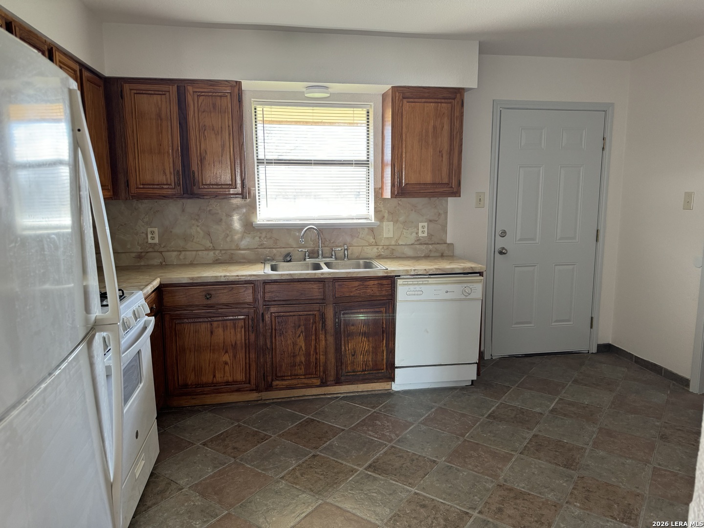 136 Plainview Drive, Poth, TX 78147 — photo 2
