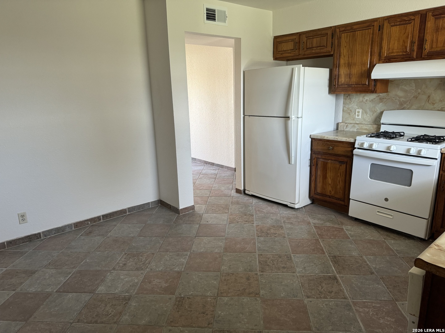 136 Plainview Drive, Poth, TX 78147 — photo 3