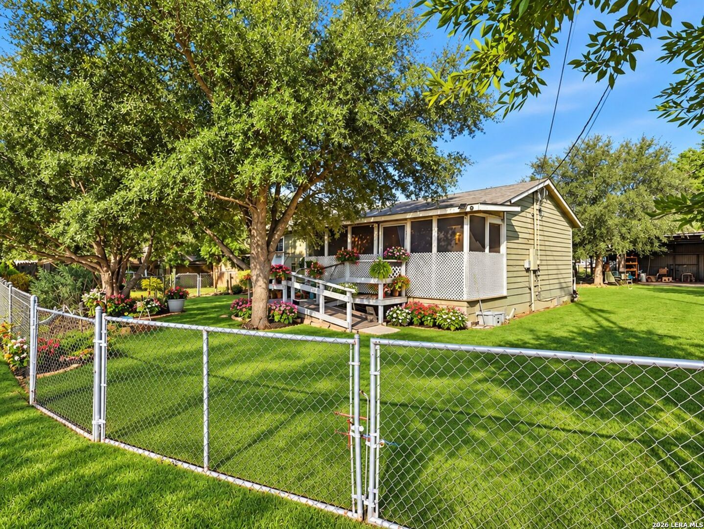 213 E 4th Street, Elmendorf, TX 78112 — photo 2