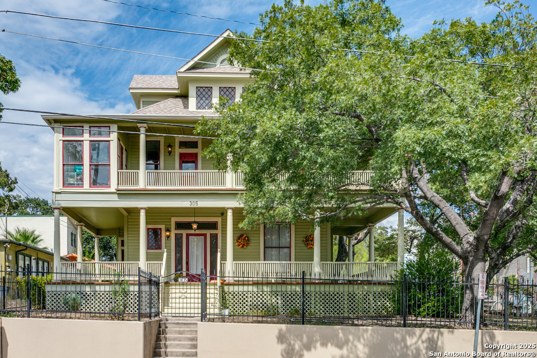 305 W Ashby Place — photo