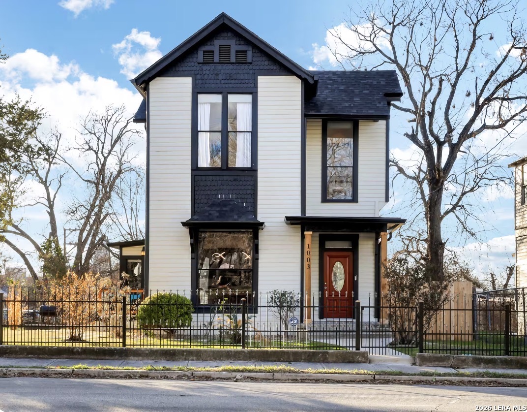1003 N Hackberry Street — photo
