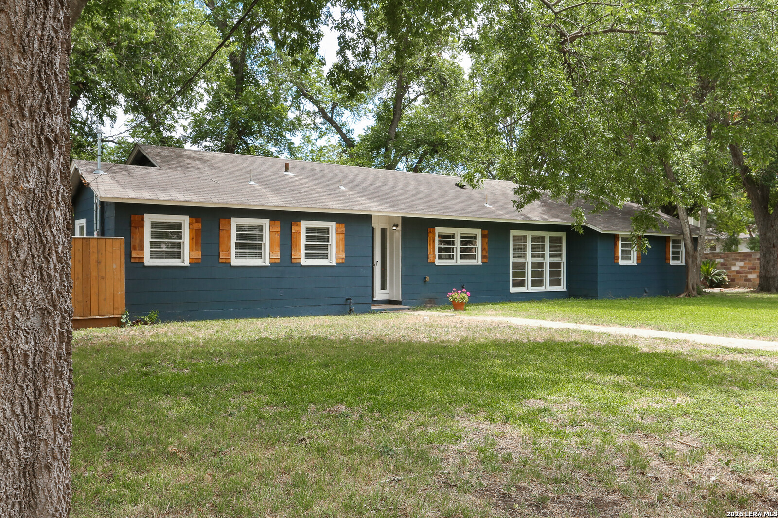 621 E Hackberry — photo