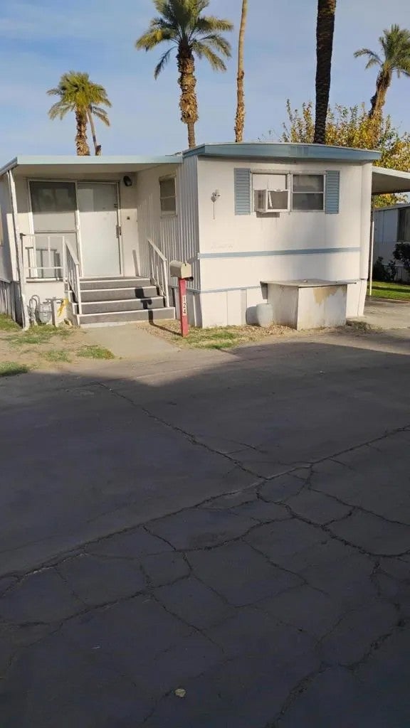 80870 E 111 124 — photo