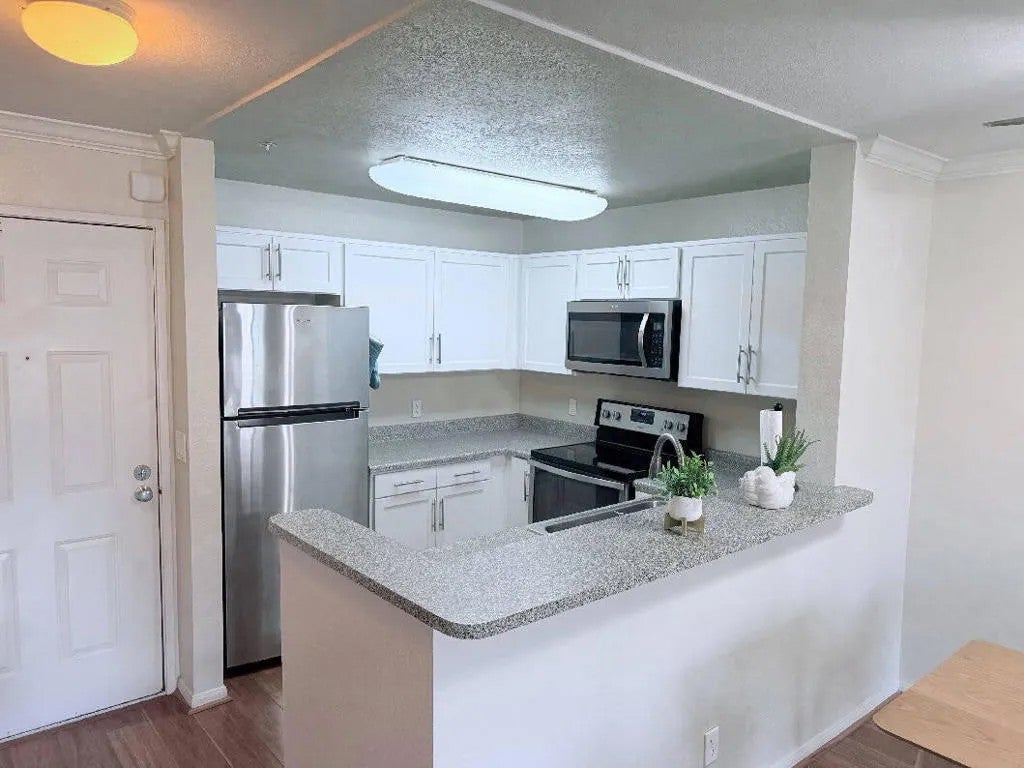 8889 Caminito Plaza Centro 7305 — photo