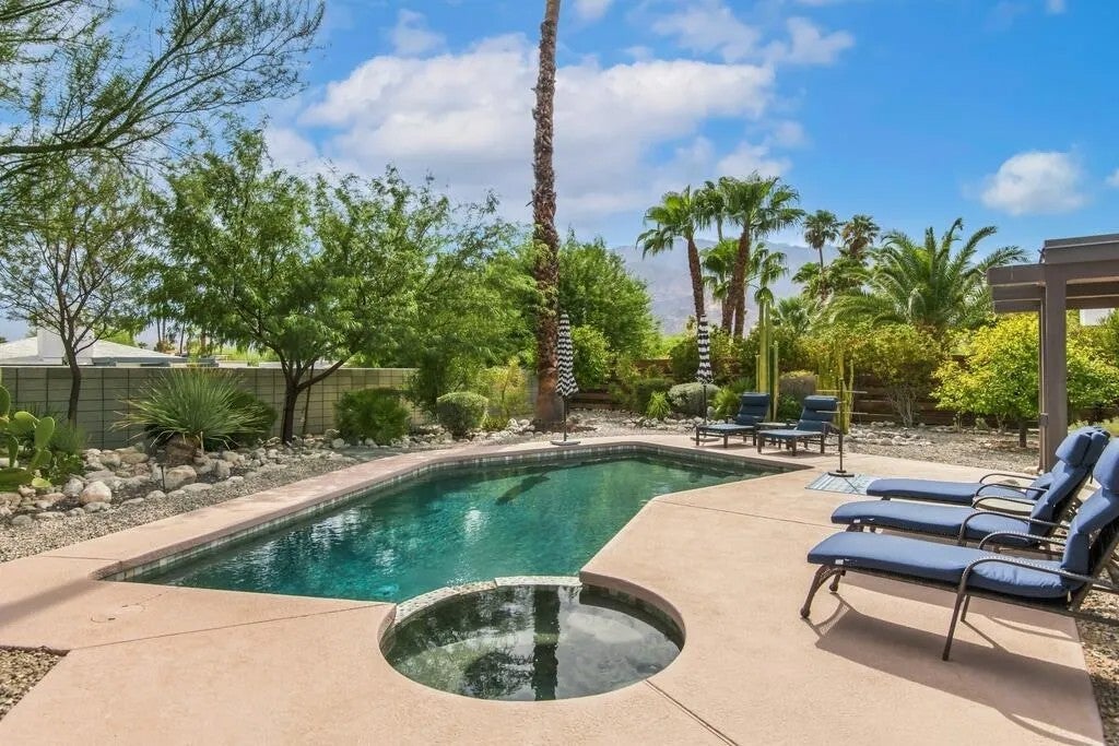 1371 E Francis Drive — photo