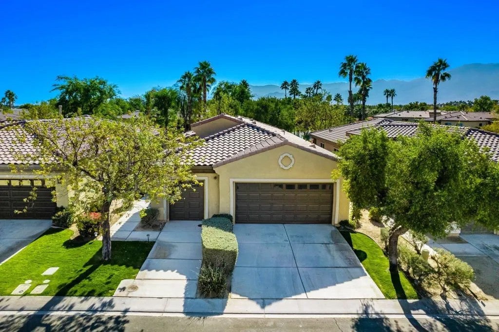 82223 Travolta Avenue — photo