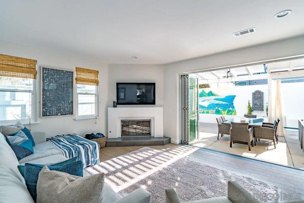 350 La Mesa — photo