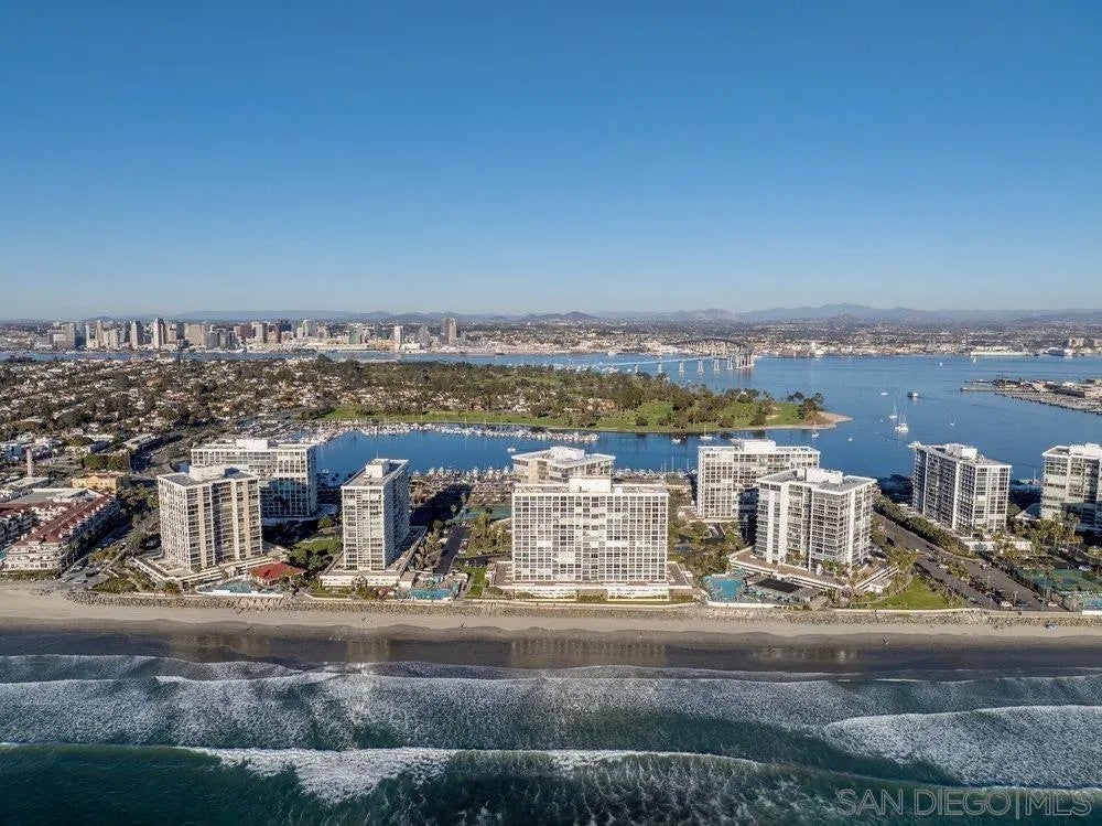 1810 Avenida Del Mundo 601 — photo
