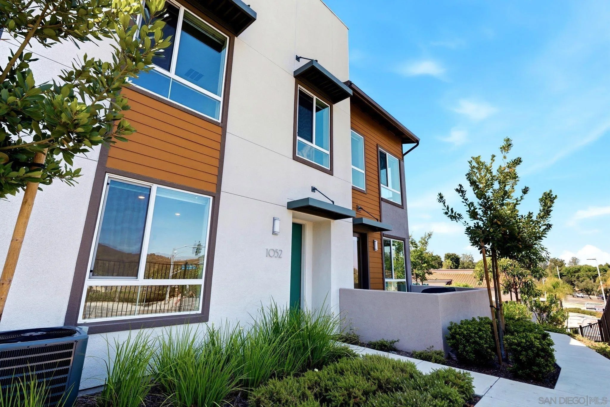 1052 Kendale Way — photo