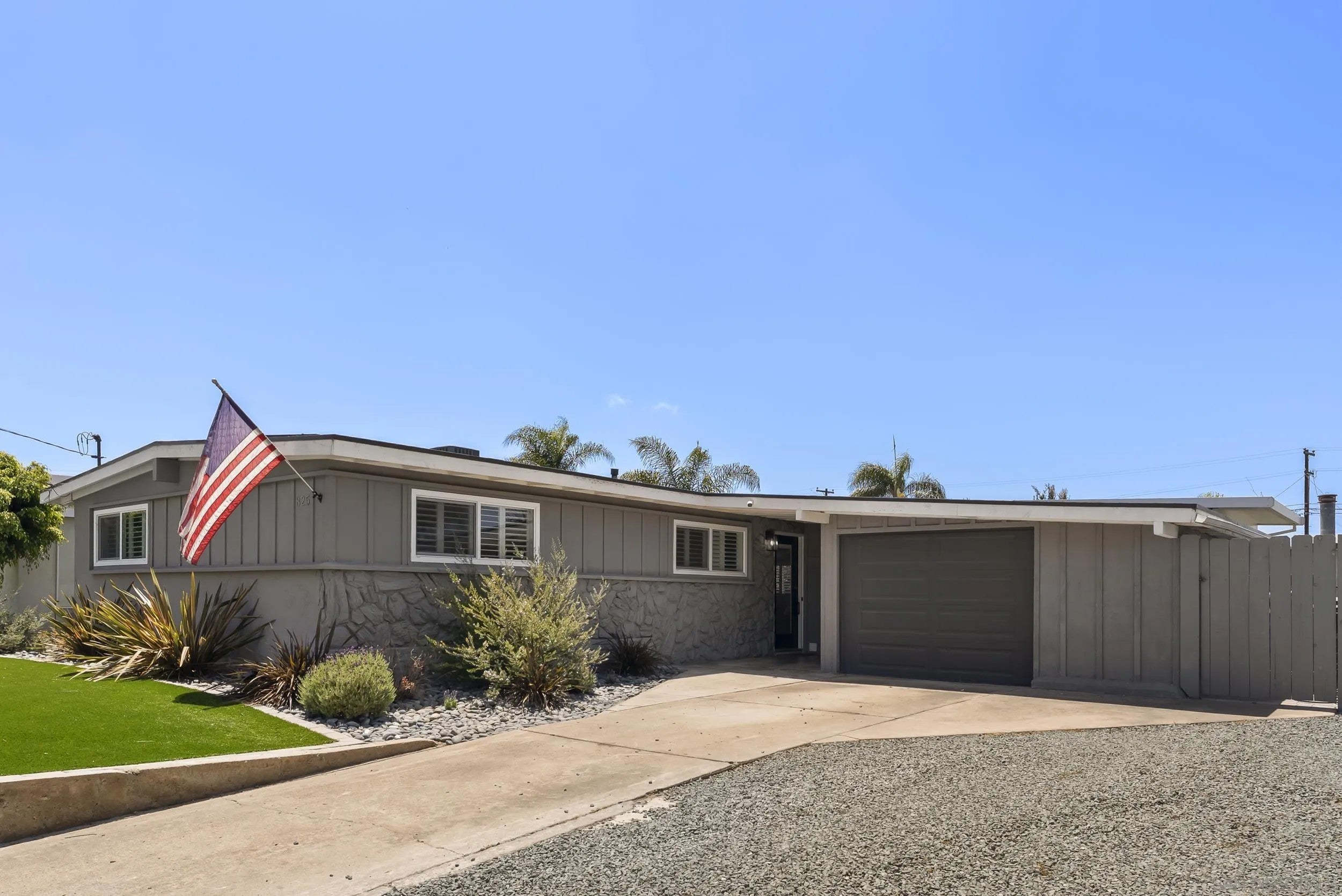 825 Hickory Ct — photo