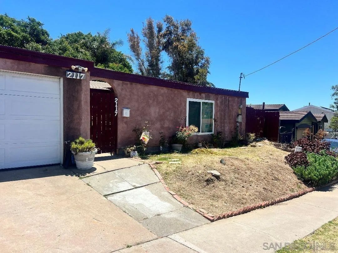 2117 Finch — photo
