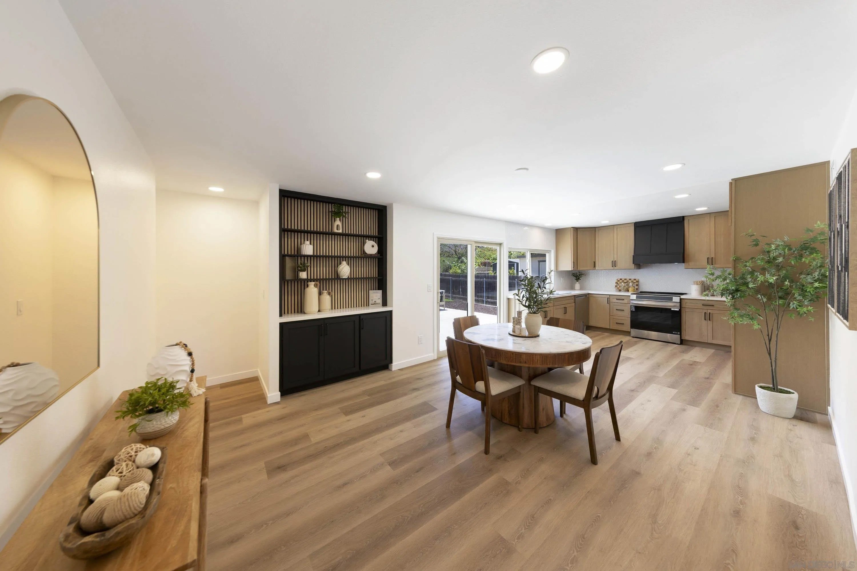 7225 Laura Ct — photo