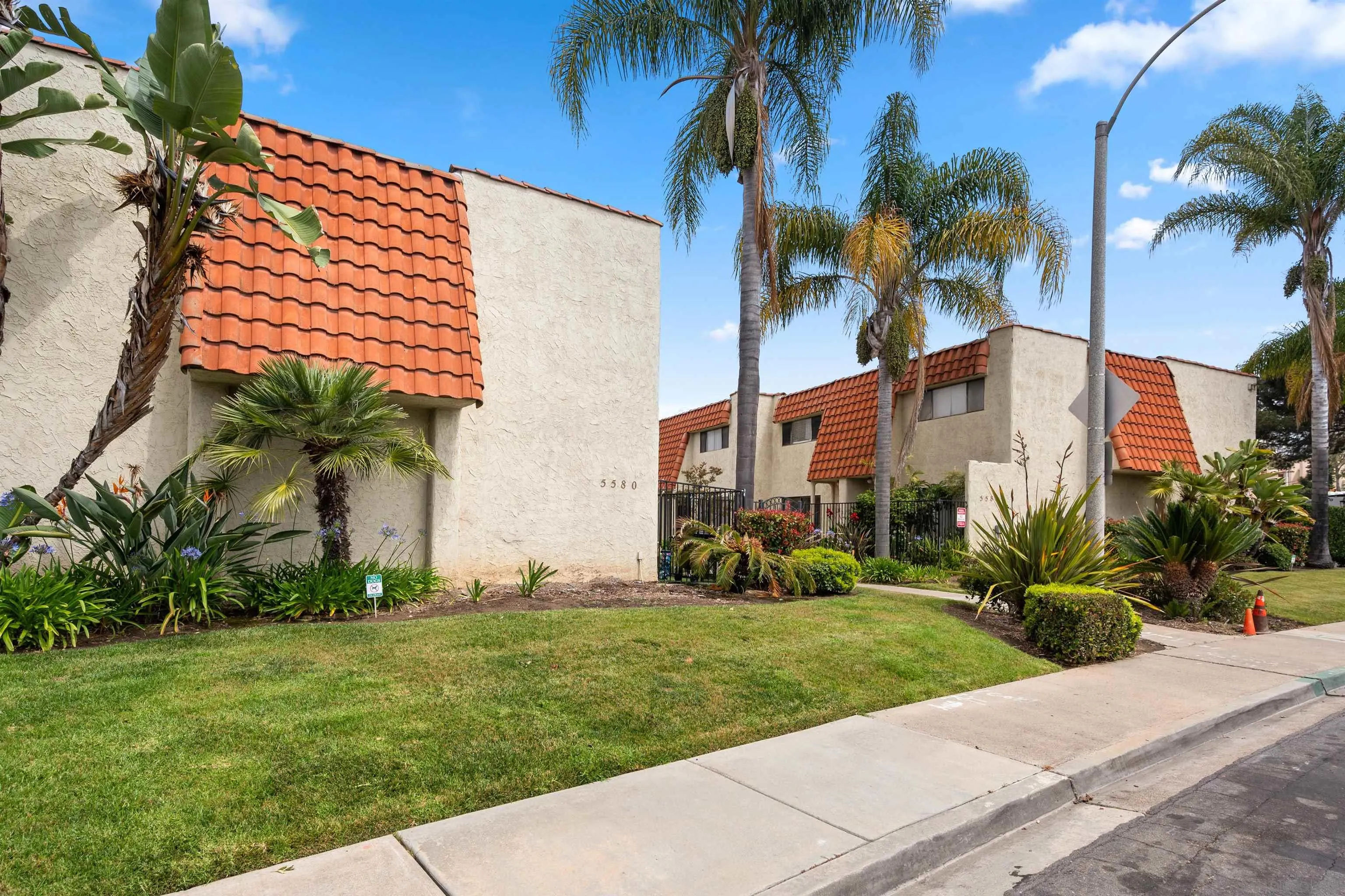 5580 Lake Park Way Unit 28 — photo
