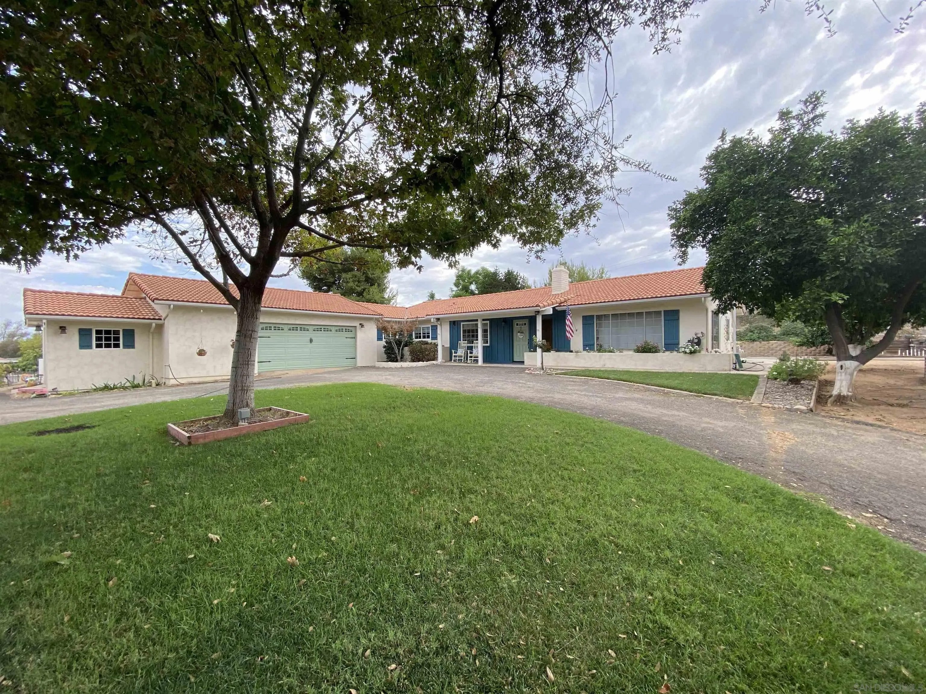 3131 E Victoria Drive — photo