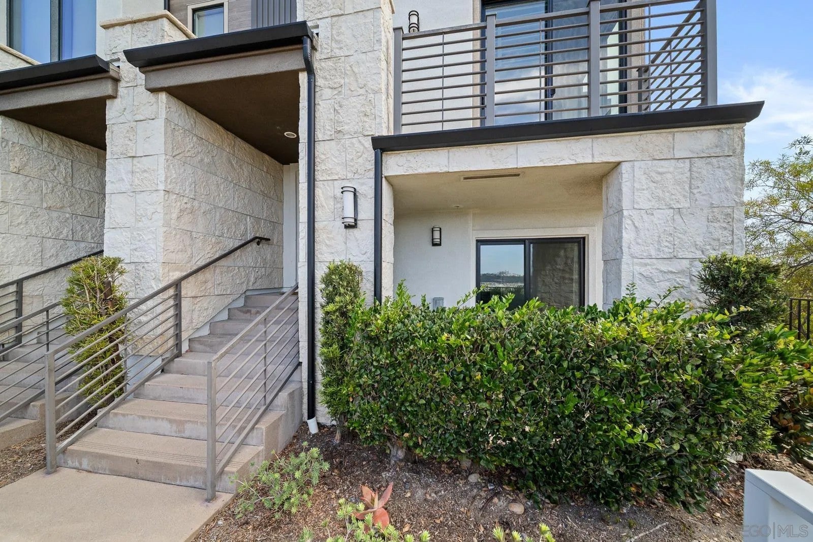8309 Distinctive — photo
