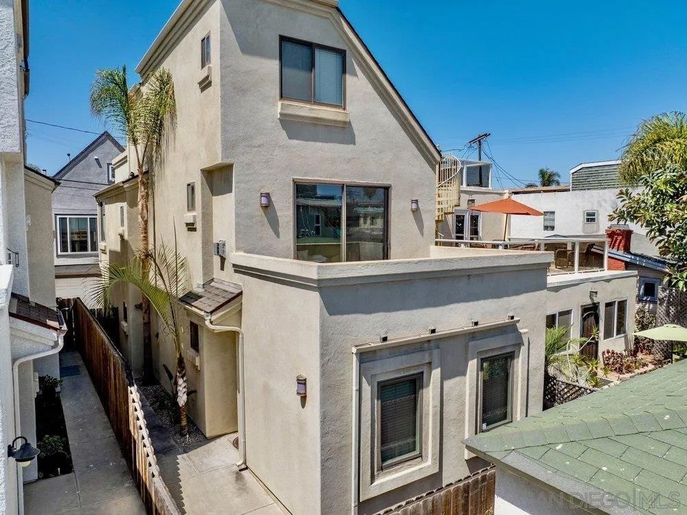 818 Queenstown Court — photo