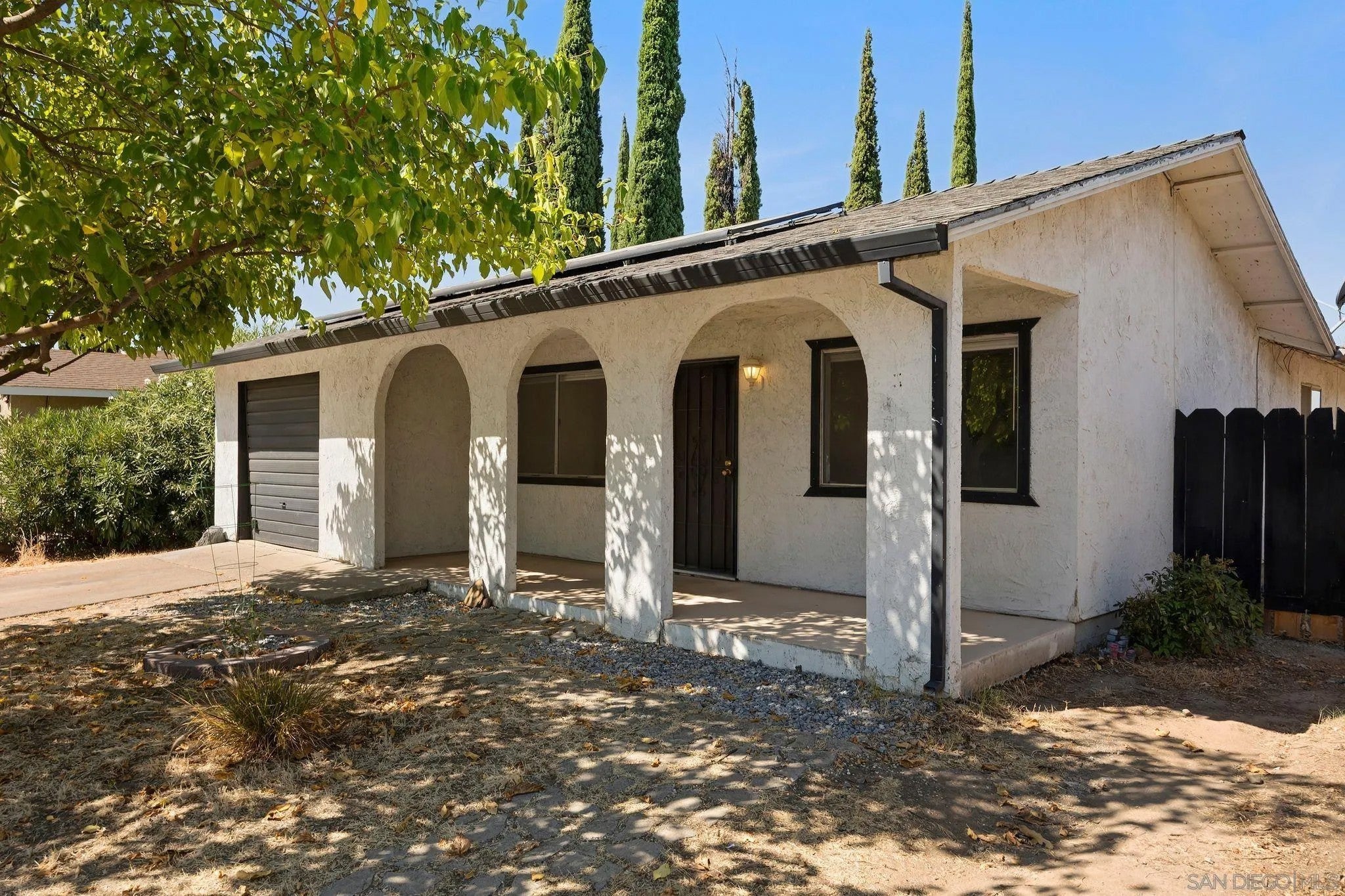 918 Cortina Dr — photo