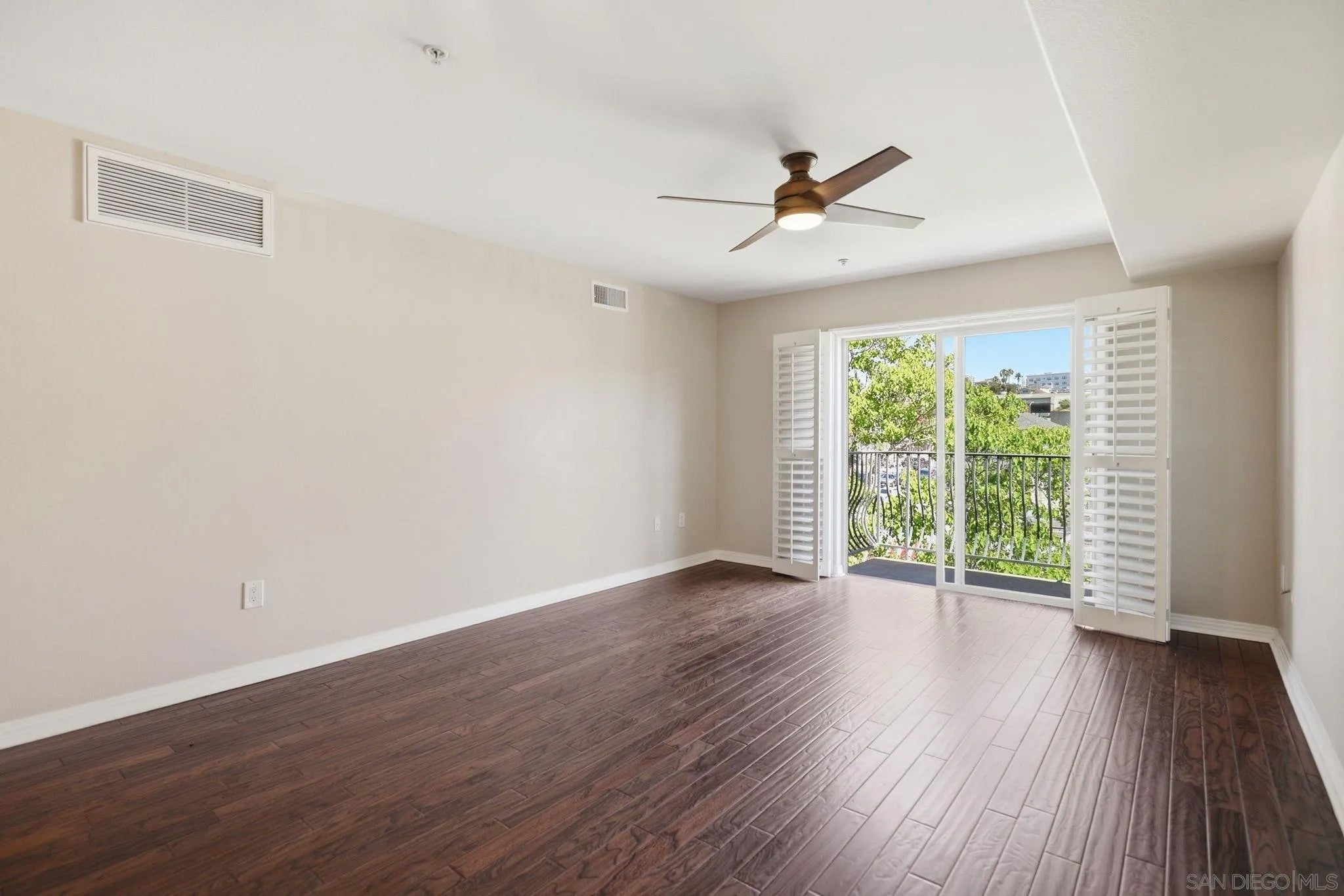 801 W Hawthorn 406 — photo